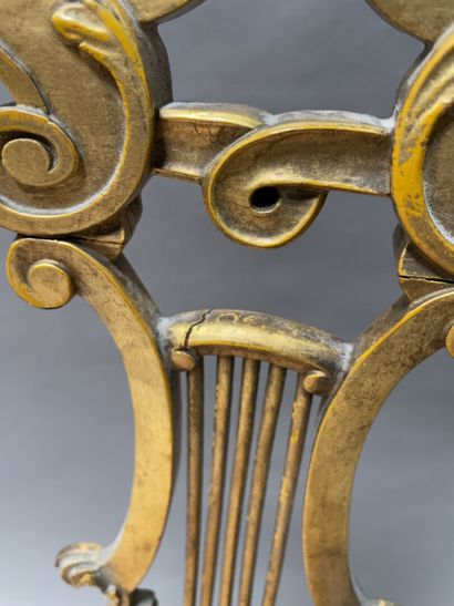 null Paire de chaises en bois doré et sculpté de feuilles d'acanthe, dossier lyre,...