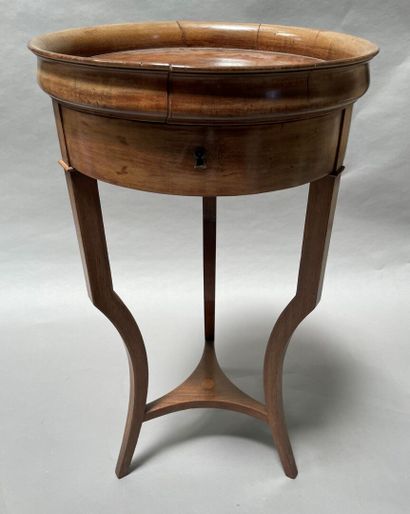 null Tripod pedestal table, the tray with flap decorated with a rose in marquetry.

70...