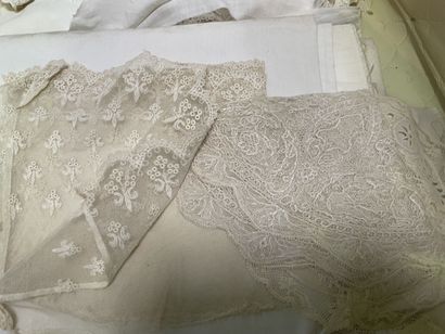 null Lot of lace: handkerchiefs, collars, habit of communiante

Beginning of the...