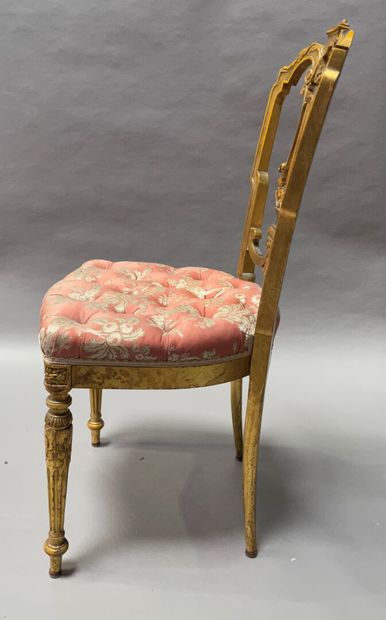 null Pair of chairs in gilded wood and carved with acanthus leaves, lyre back, fluted...