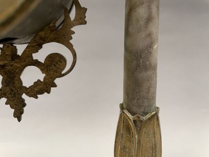 null Pendule portique en marbre et bronze doré à montants en colonne. 

37 x 22 x...