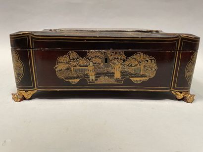 null Rectangular box on claw feet in lacquer decorated with characters in the taste...