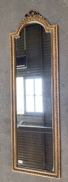 null Miroir d'entre-deux en bois doré à frise de perles et rubans.

Style Louis XVI.

153...