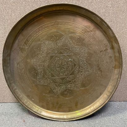 null Large copper tray with geometric designs on a wrought iron base

Diam 76 cm

A...