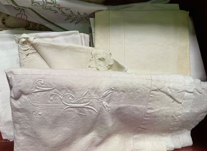 null Batch of embroidered linen: tablecloths and towels, sheets