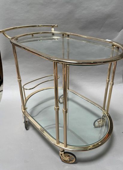null Sideboard on wheels in gilded metal with two glass trays.

71 x 87 x 52 cm....