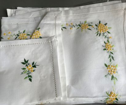 null Lot of table linen :

-Two linen tablecloths with embroidery and matching napkins

-Mimosas...