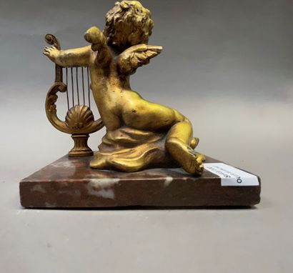 null Petit porte-montre formé d'un putto musicien en bronze doré, base en marbre...