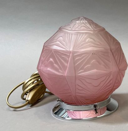 null Lampe de table de forme conique en verre teinté rose de style Art Déco.