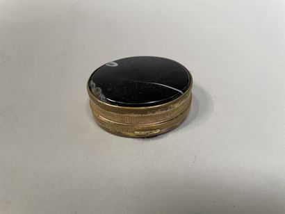 null Small oval box in pompon and agate

19th century.

1,5 x 4 cm