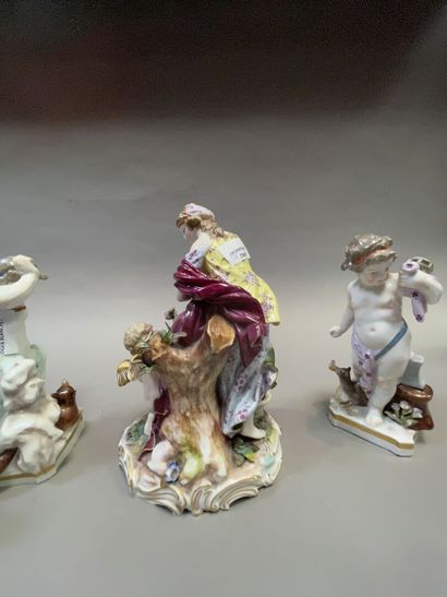 null -Set of polychrome porcelain subjects

from 23 to 10 cm

We join :

-Group of...