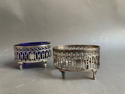 null Pair of silver saltcellar mounts with openwork decoration

5 x 8 x 5,5 cm

Weight...