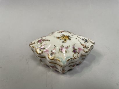 null Fluted rhombus box in porcelain with flowers. 

In the 18th century taste.

5...