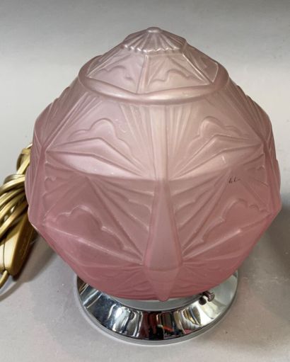null Table lamp of conical form out of pink tinted glass of Art Deco style.