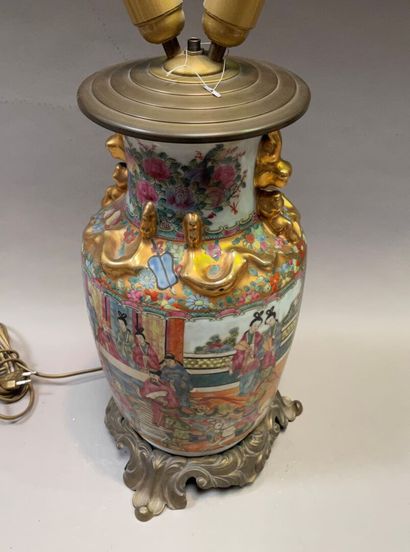 null Vase balustre en porcelaine de Canton à décor de courtisanes émaillé polychrome...