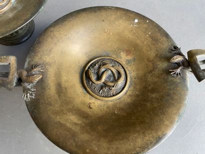 null 
Paire de coupes sur piédouche en bronze doré, les anses à motifs de salamandres,...