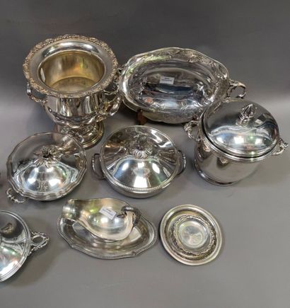 null Silver plated lot including: Sauceboat with adherent tray, oval basket, covered...