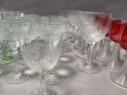 null Une caisse de cristal et verrerie : verres, carafes, vases