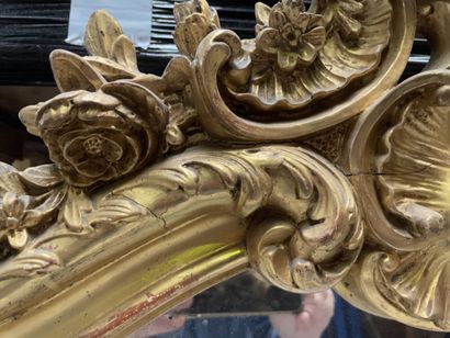 null Wood and gilded stucco mirror carved with shells.

Louis XV style.

131 x 88...