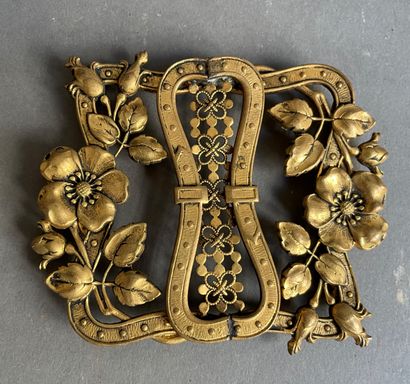 null 
Deux paires d'appliques en bronze doré : 

L'une à motif de noeud de ruban...