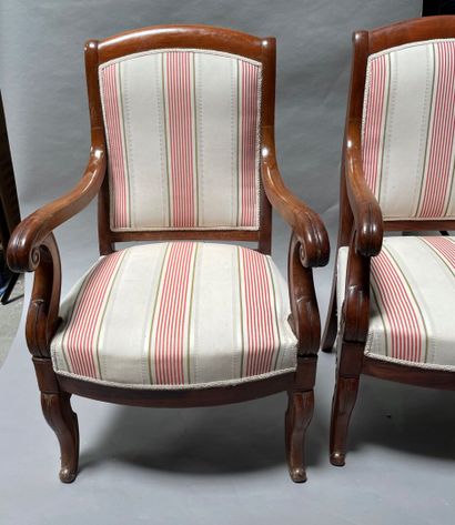 null Pair of mahogany armchairs with scrolled arms.

Restoration style.

91 x 57...