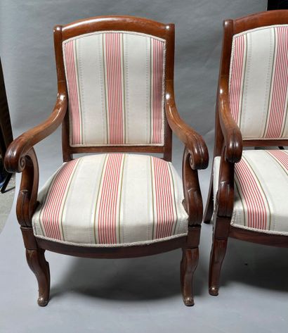 null Paire de fauteuils en acajou les accotoirs en volute.

Style Restauration.

91...