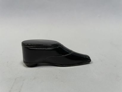 null Tabatière en forme de chaussure en bois laqué.

XIXe siècle.

2,5 x 7,5 cm
...