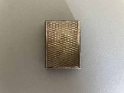 null S.T. DUPONT, briquet en métal guilloché, numéroté 1783 L

Oxydations