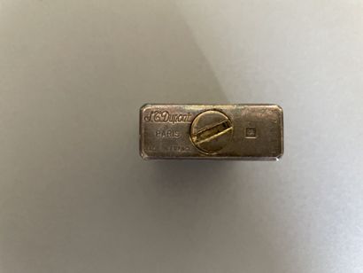 null S.T. DUPONT, briquet en métal guilloché, numéroté 1783 L

Oxydations