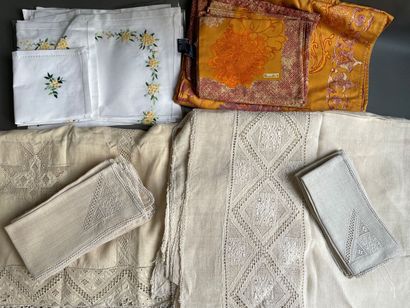 null Lot of table linen :

-Two linen tablecloths with embroidery and matching napkins

-Mimosas...