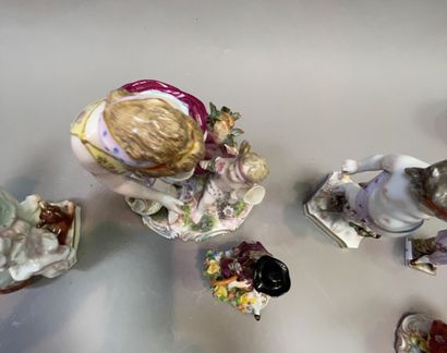 null -Set of polychrome porcelain subjects

from 23 to 10 cm

We join :

-Group of...