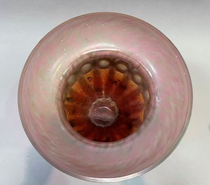 null Vase en verre marmoréen rosé, la monture en fer forgé.

Dans le goût de Majorelle.

H...