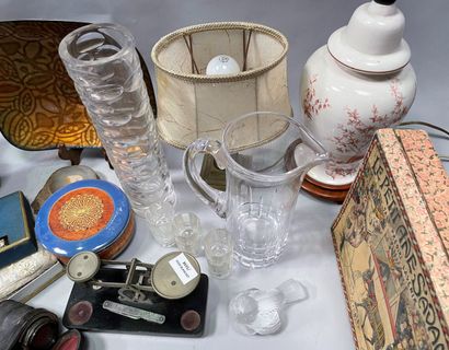 null Lot of various trinkets: lamp bases, binoculars, vases, jugs, games etc