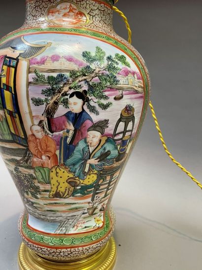 null Vase balustre en porcelaine à décor d'une famille chinoise, monté en lampe....