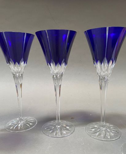 null Six verres à cocktail en verre doublé bleu taillé.

H : 22,5 cm