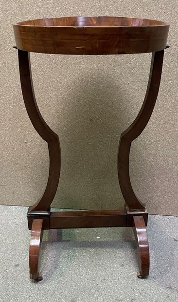 null Small table in mahogany veneer, the round top on double accolade legs.

19th...