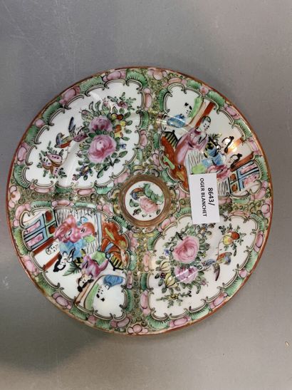 null Vase, assiette, tasse et sous-tasse en porcelaine de Canton.

Chine, XXème siècle.

Diam...