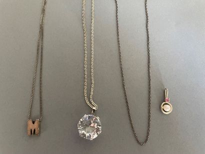 null -Petit lot de bijoux en argent : chaînes, pendentif "M", pendentif orné d'une...