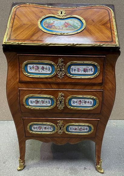 null Small scribe chest of drawers in mahogany and rosewood veneer decorated with...