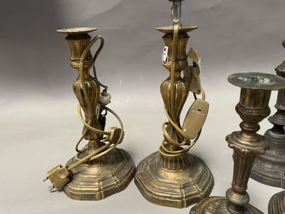 null Trois paire de bougeoirs en métal ou métal doré (H : 22, 27 et 28 cm), 

suspension...