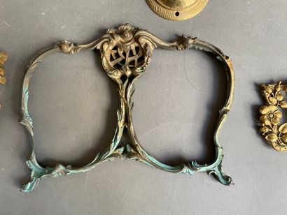 null 
Deux paires d'appliques en bronze doré : 

L'une à motif de noeud de ruban...