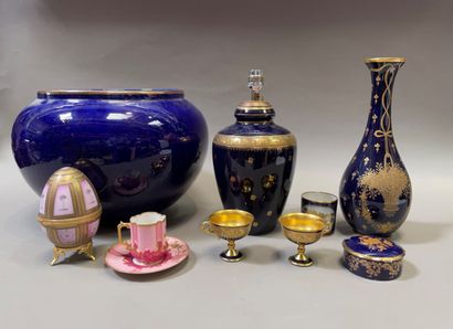 null Ensemble de porcelaines comprenant : vase à fond bleu Sèvres à décor de panier...