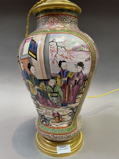null Vase balustre en porcelaine à décor d'une famille chinoise, monté en lampe....