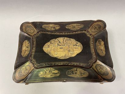 null Rectangular box on claw feet in lacquer decorated with characters in the taste...