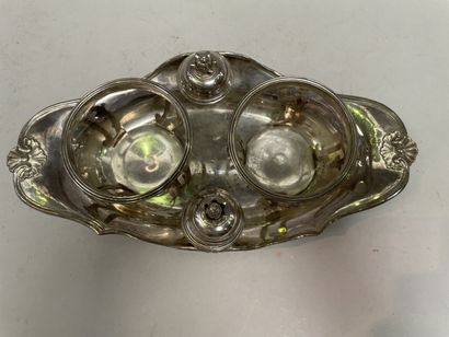 null Mounting of oil cruet and vinegar dish in silver chased with leaves. 

Weight...