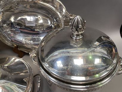 null Silver plated lot including: Sauceboat with adherent tray, oval basket, covered...