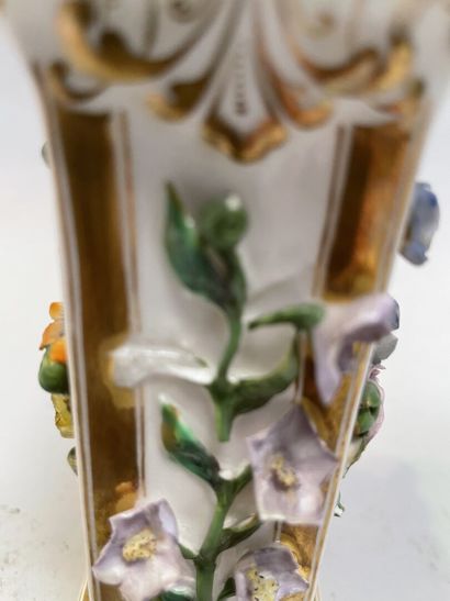 null Small quadrangular porcelain vase decorated with flowers.

Restoration period.

13...