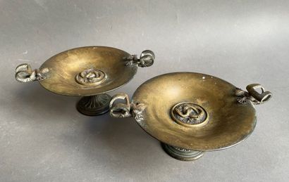 null 
Paire de coupes sur piédouche en bronze doré, les anses à motifs de salamandres,...