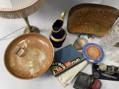 null Lot of various trinkets: lamp bases, binoculars, vases, jugs, games etc