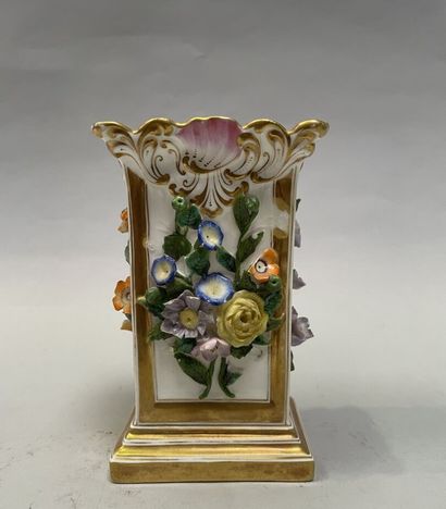 null Small quadrangular porcelain vase decorated with flowers.

Restoration period.

13...